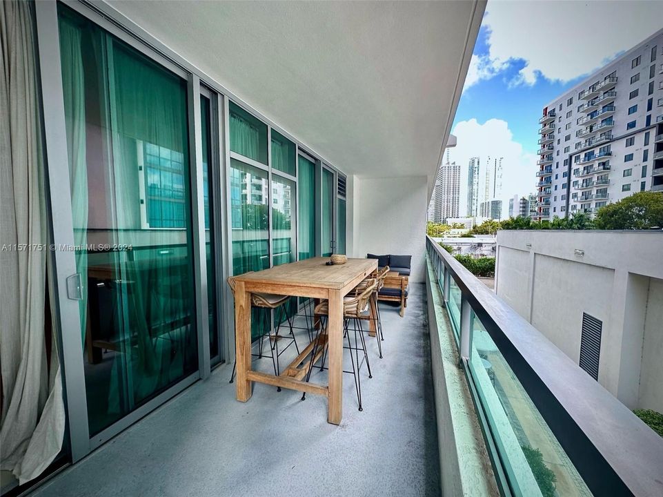 For Rent: $3,330 (1 beds, 1 baths, 711 Square Feet)