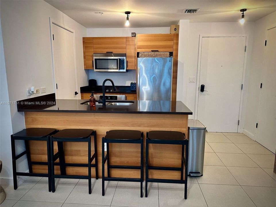 For Rent: $3,330 (1 beds, 1 baths, 711 Square Feet)