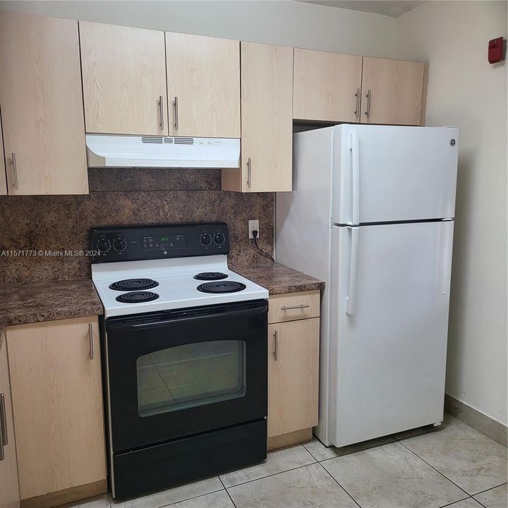 Active With Contract: $2,100 (2 beds, 2 baths, 768 Square Feet)