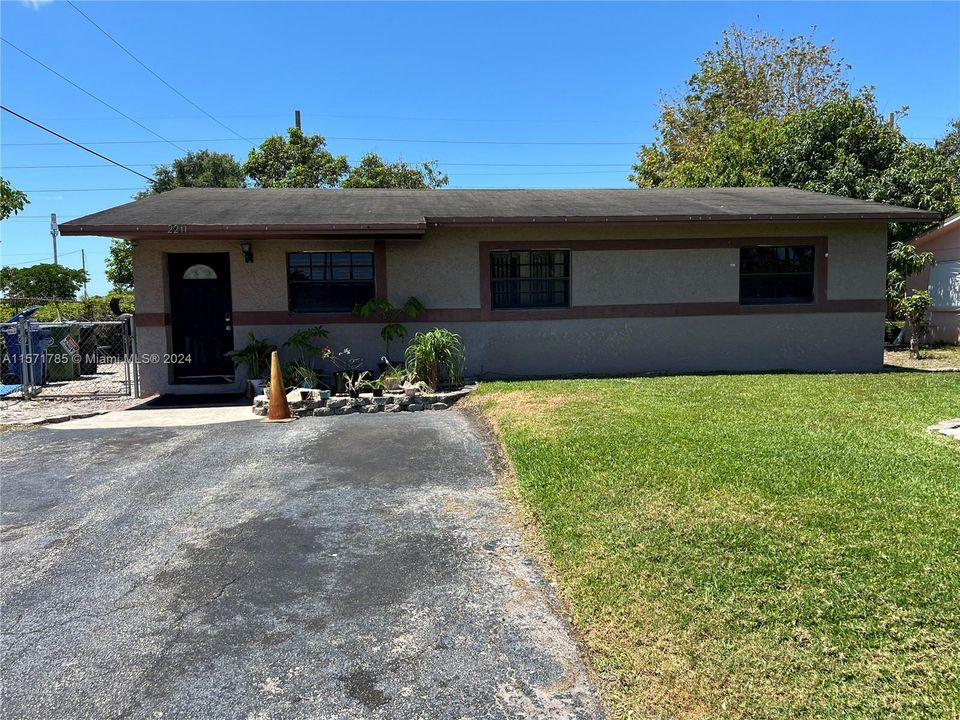 For Sale: $449,000 (4 beds, 2 baths, 1682 Square Feet)