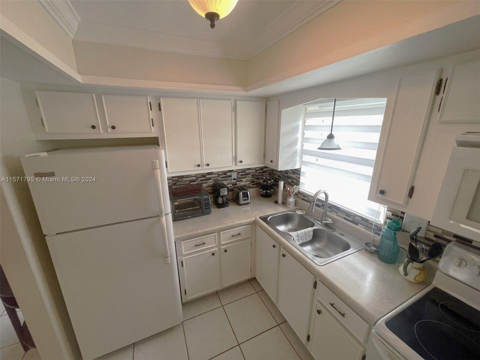 For Sale: $127,500 (1 beds, 1 baths, 612 Square Feet)