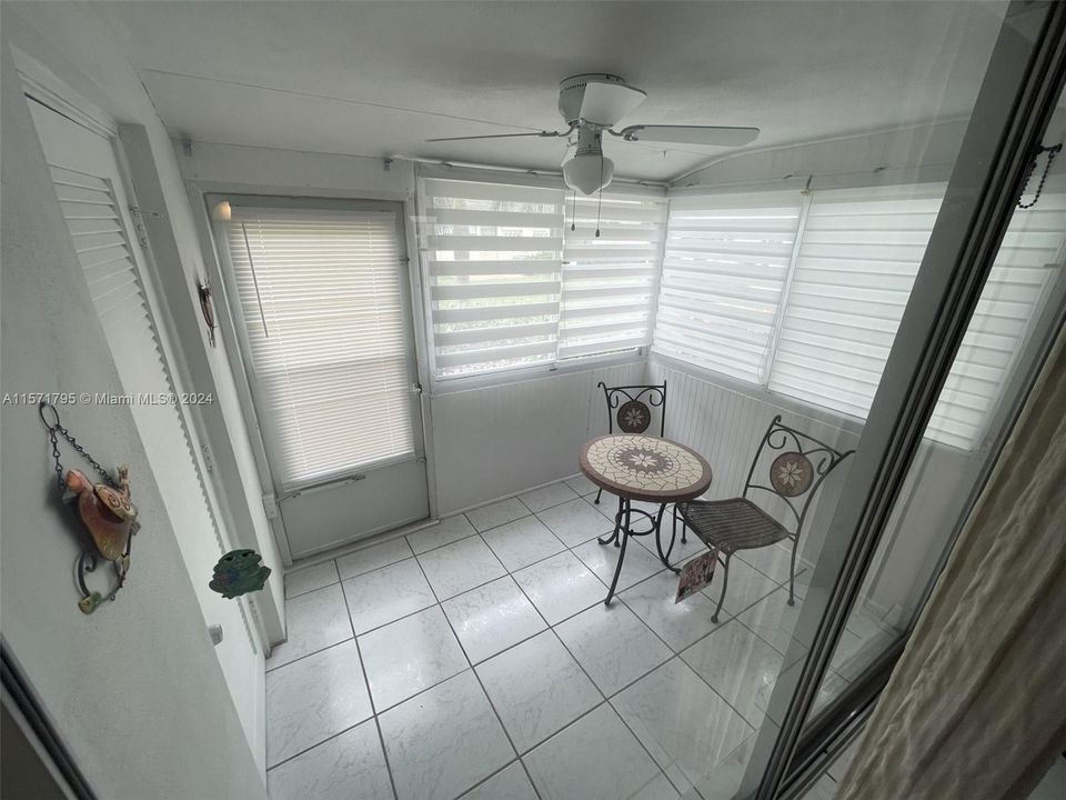 For Sale: $127,500 (1 beds, 1 baths, 612 Square Feet)