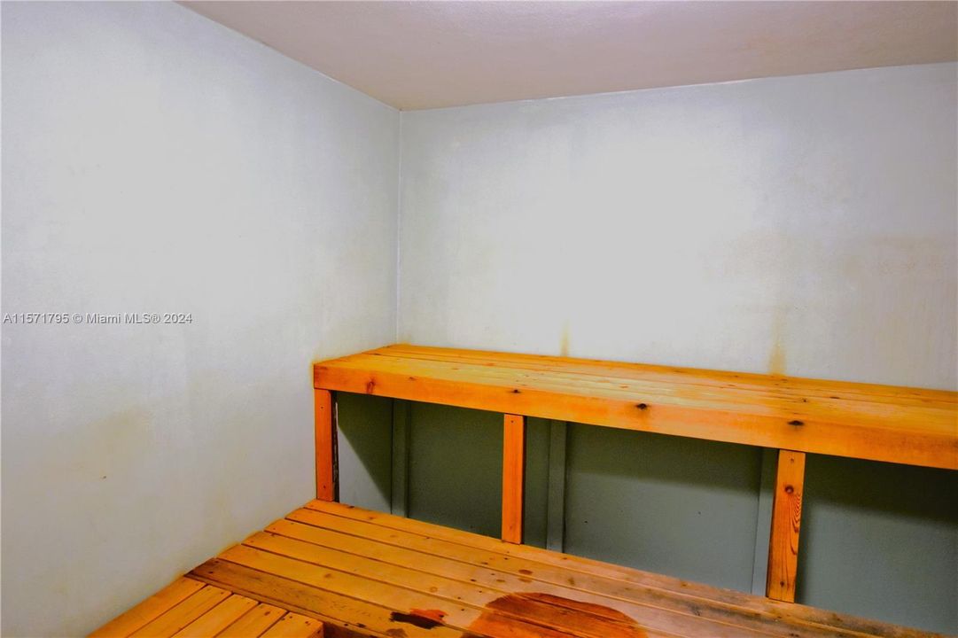 For Sale: $127,500 (1 beds, 1 baths, 612 Square Feet)