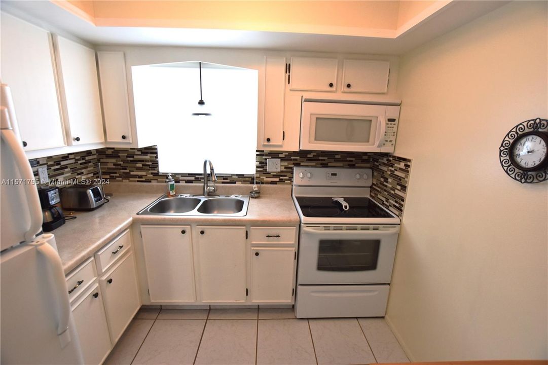 For Sale: $127,500 (1 beds, 1 baths, 612 Square Feet)
