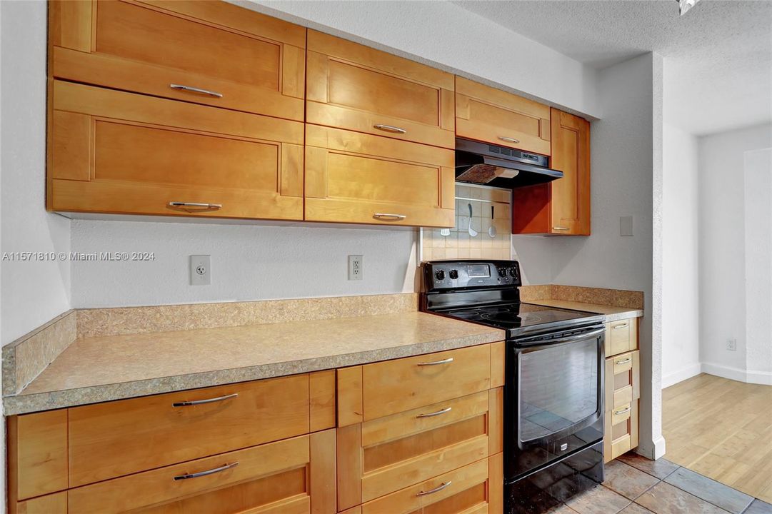 For Sale: $242,000 (1 beds, 1 baths, 950 Square Feet)
