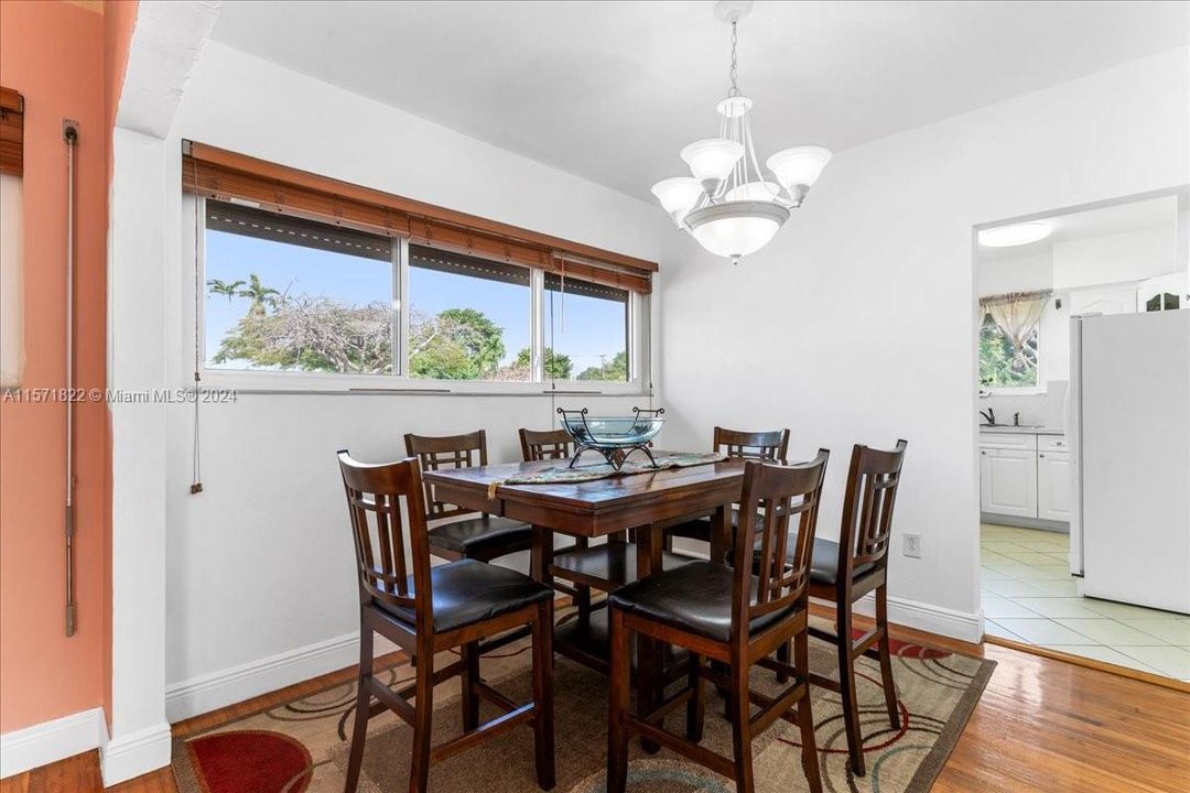 For Sale: $819,000 (2 beds, 1 baths, 1272 Square Feet)