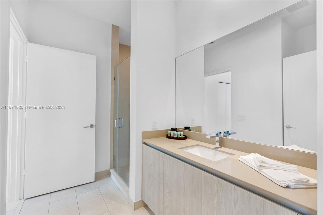 For Sale: $955,000 (2 beds, 2 baths, 1126 Square Feet)