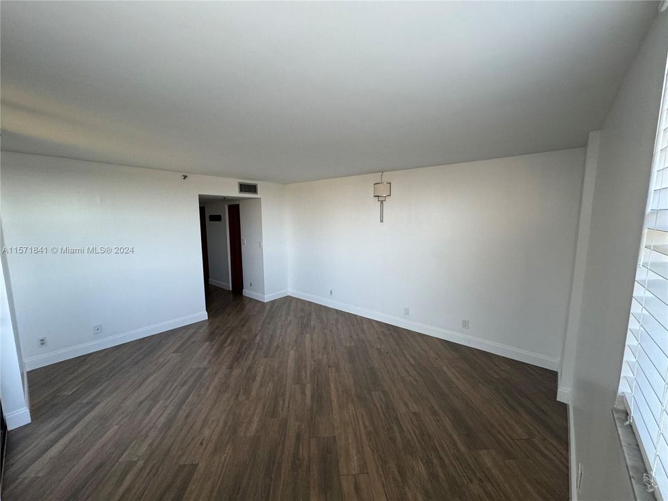 Active With Contract: $2,800 (3 beds, 2 baths, 1810 Square Feet)
