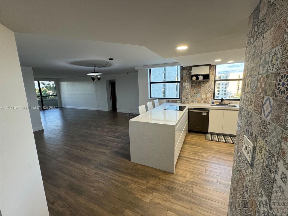 Active With Contract: $2,800 (3 beds, 2 baths, 1810 Square Feet)