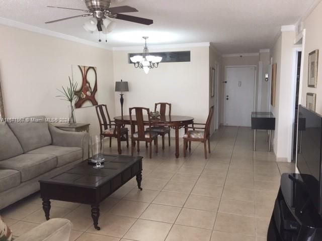 For Rent: $3,000 (1 beds, 1 baths, 929 Square Feet)