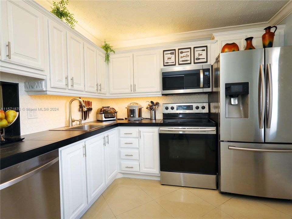 For Sale: $167,000 (2 beds, 2 baths, 982 Square Feet)