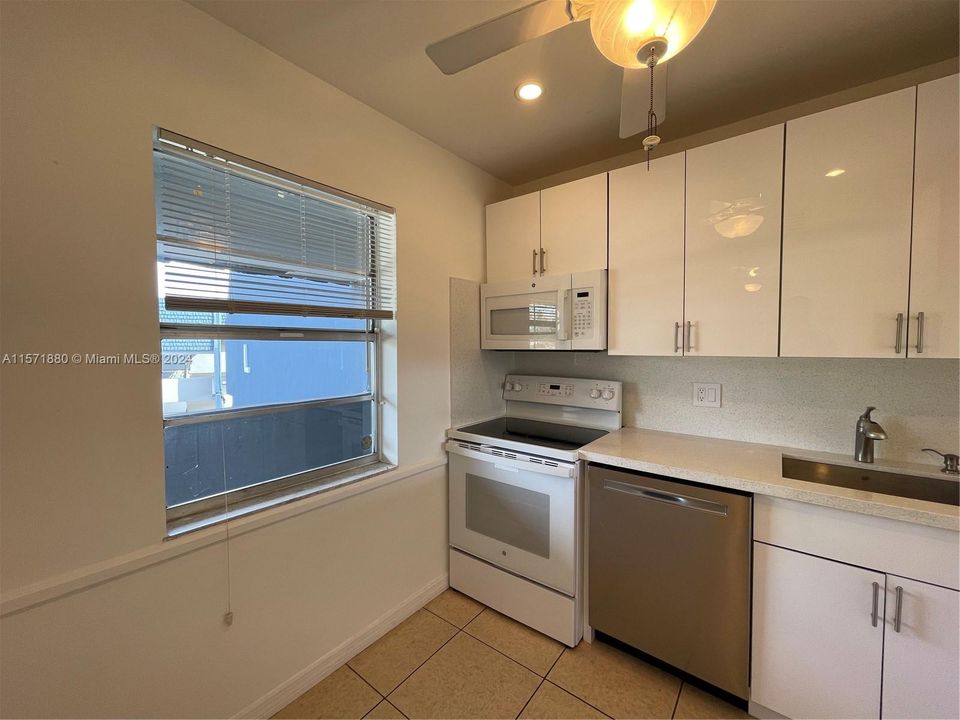 For Rent: $1,400 (1 beds, 1 baths, 739 Square Feet)