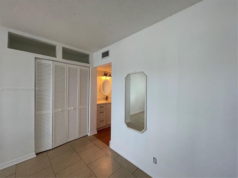 For Rent: $1,400 (1 beds, 1 baths, 739 Square Feet)
