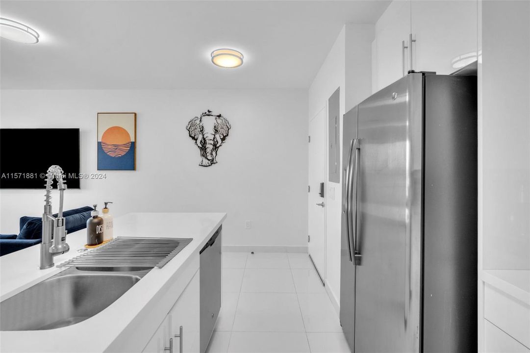 Active With Contract: $3,000 (2 beds, 2 baths, 1050 Square Feet)