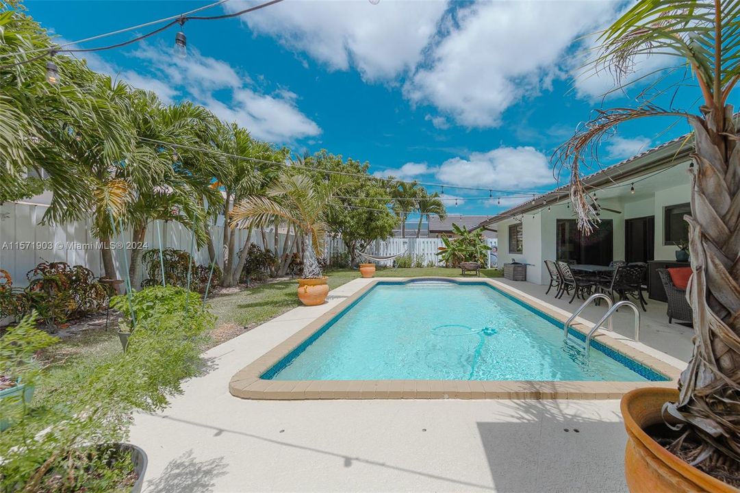 Active With Contract: $800,000 (4 beds, 2 baths, 2447 Square Feet)
