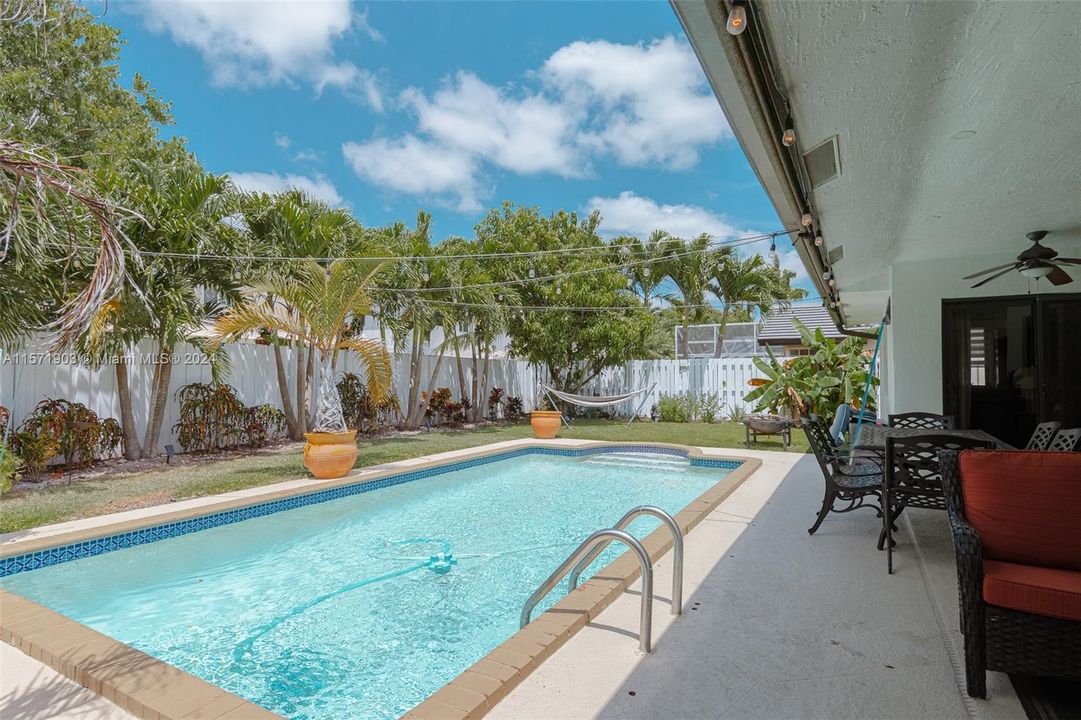 Active With Contract: $800,000 (4 beds, 2 baths, 2447 Square Feet)