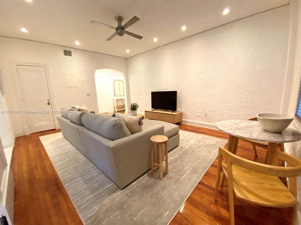 For Sale: $495,000 (2 beds, 1 baths, 945 Square Feet)