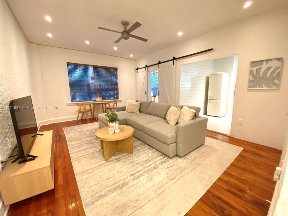 For Sale: $495,000 (2 beds, 1 baths, 945 Square Feet)