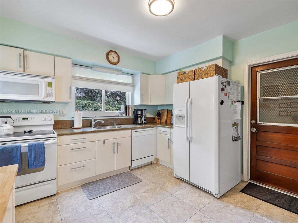 Active With Contract: $4,975 (2 beds, 2 baths, 1474 Square Feet)