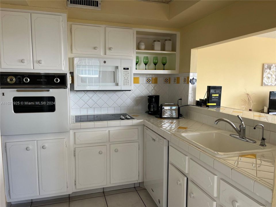 For Rent: $3,300 (2 beds, 2 baths, 1370 Square Feet)