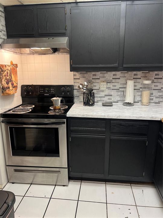 Active With Contract: $1,800 (1 beds, 1 baths, 665 Square Feet)