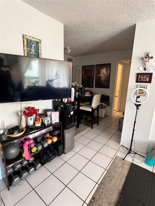 Active With Contract: $1,800 (1 beds, 1 baths, 665 Square Feet)