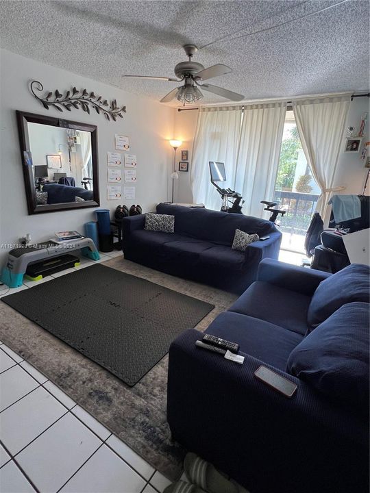 Active With Contract: $1,800 (1 beds, 1 baths, 665 Square Feet)