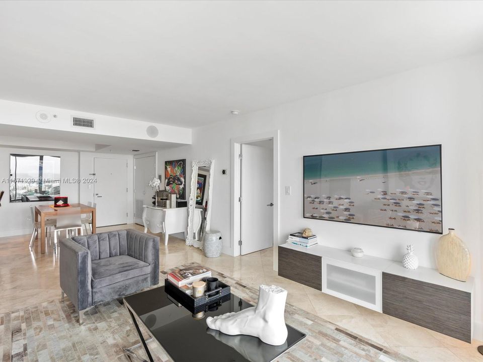 For Sale: $975,000 (2 beds, 2 baths, 1078 Square Feet)