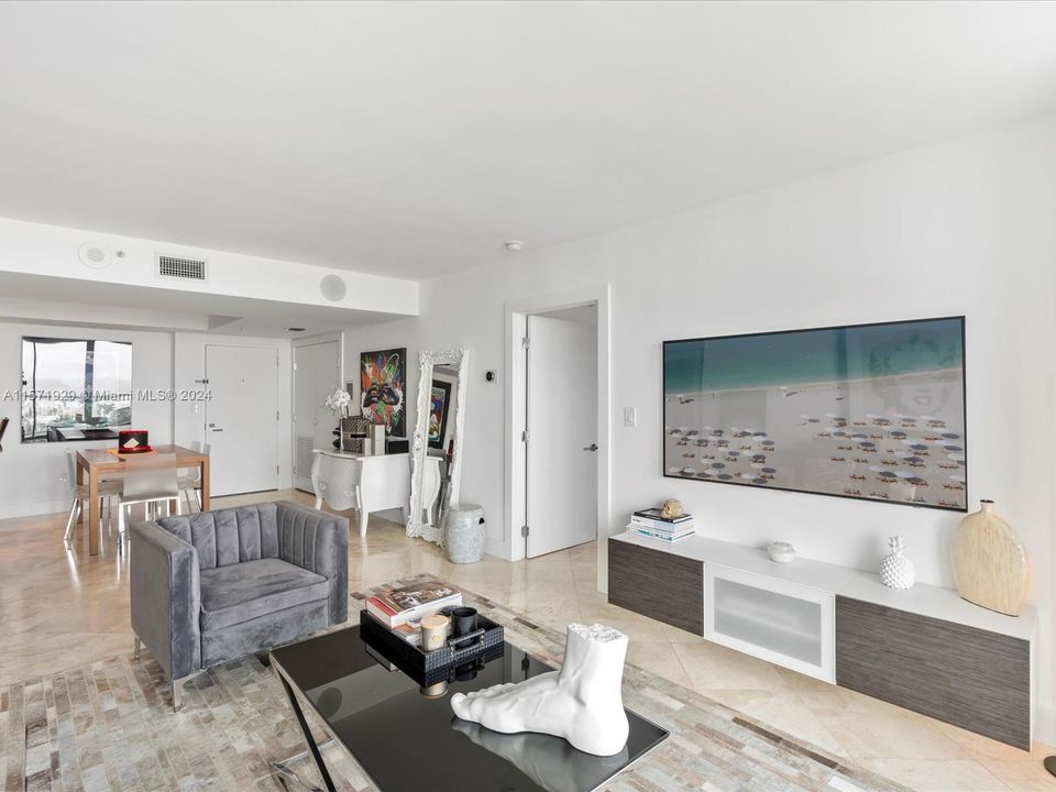 For Sale: $935,000 (2 beds, 2 baths, 1078 Square Feet)