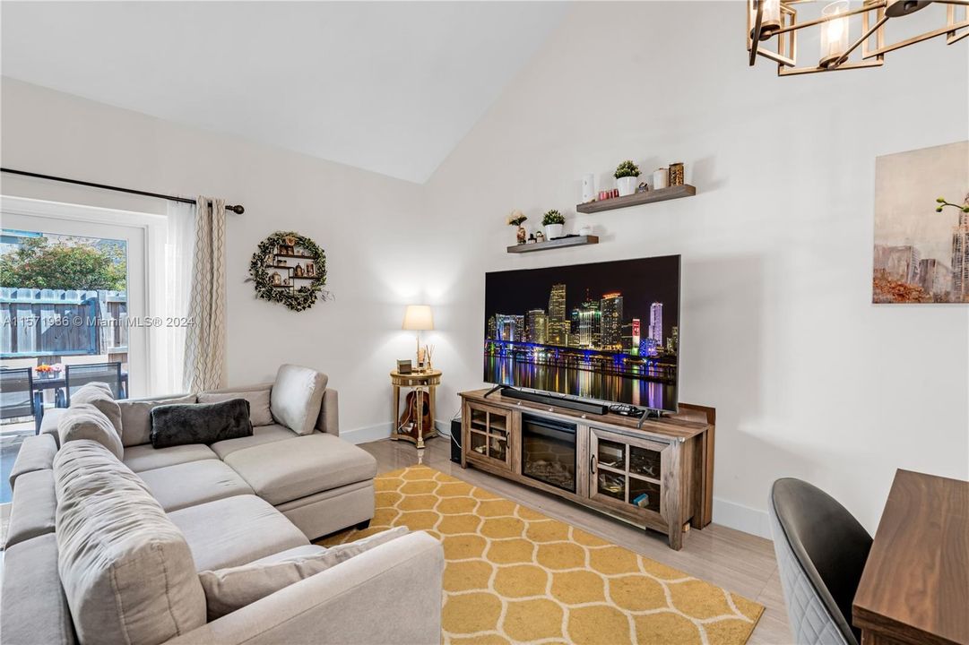 Active With Contract: $425,000 (2 beds, 2 baths, 1199 Square Feet)