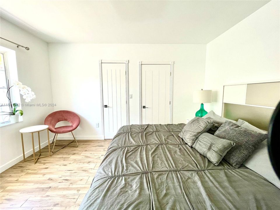 For Sale: $387,000 (2 beds, 2 baths, 943 Square Feet)