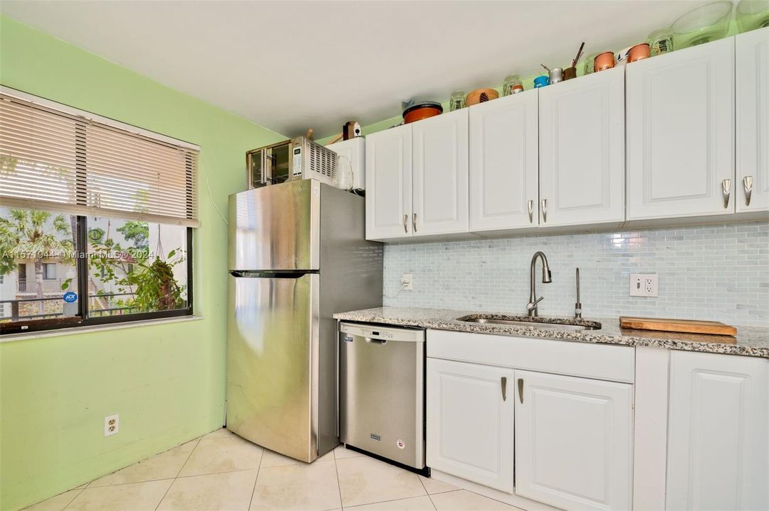 Active With Contract: $319,900 (2 beds, 2 baths, 1231 Square Feet)