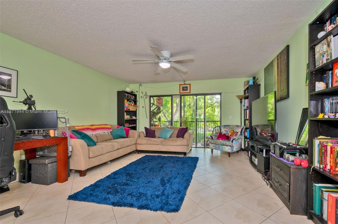 For Sale: $319,900 (2 beds, 2 baths, 1231 Square Feet)