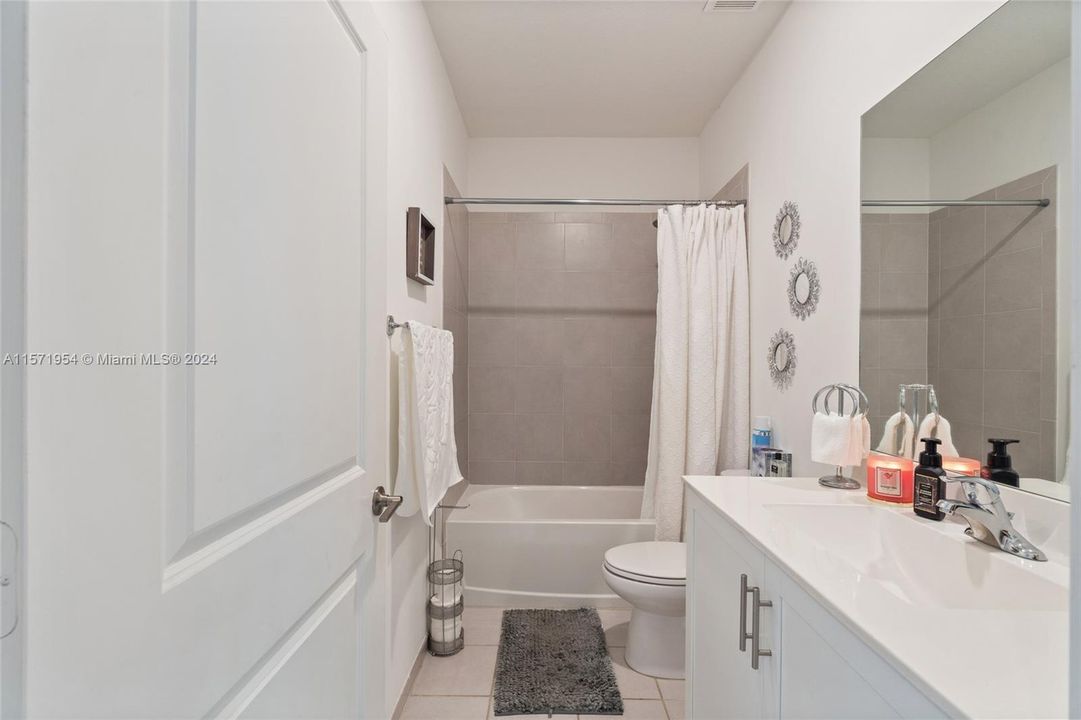 For Sale: $379,000 (3 beds, 3 baths, 1328 Square Feet)