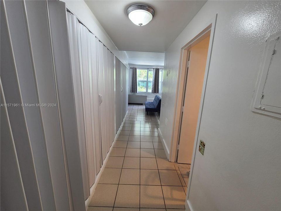 For Rent: $1,900 (0 beds, 1 baths, 420 Square Feet)