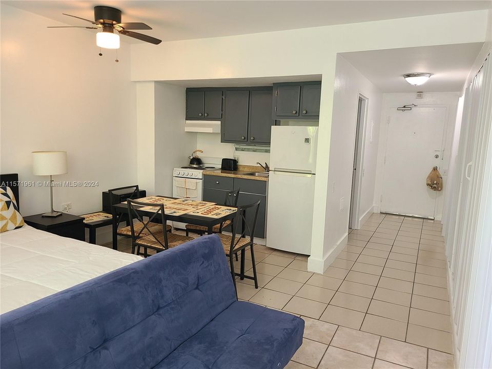 For Rent: $1,900 (0 beds, 1 baths, 420 Square Feet)