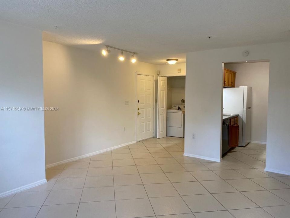 For Sale: $170,000 (2 beds, 1 baths, 902 Square Feet)