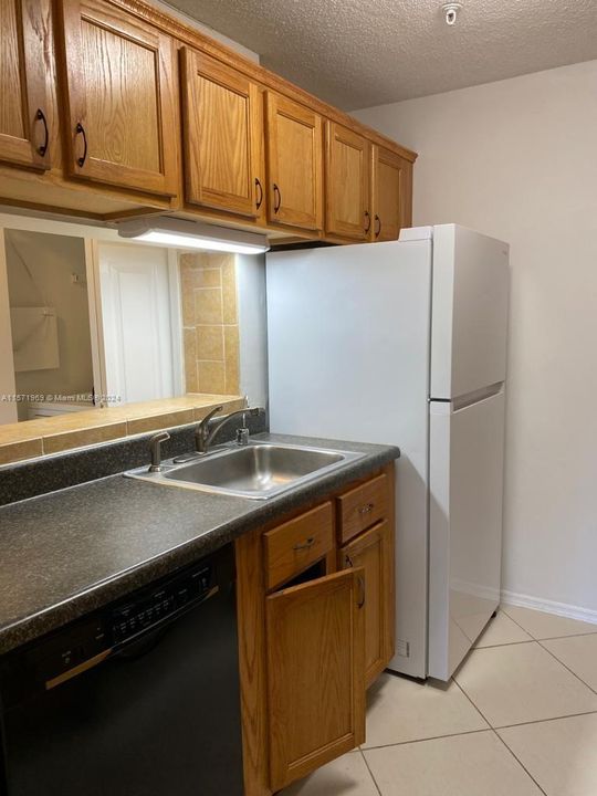 For Sale: $170,000 (2 beds, 1 baths, 902 Square Feet)