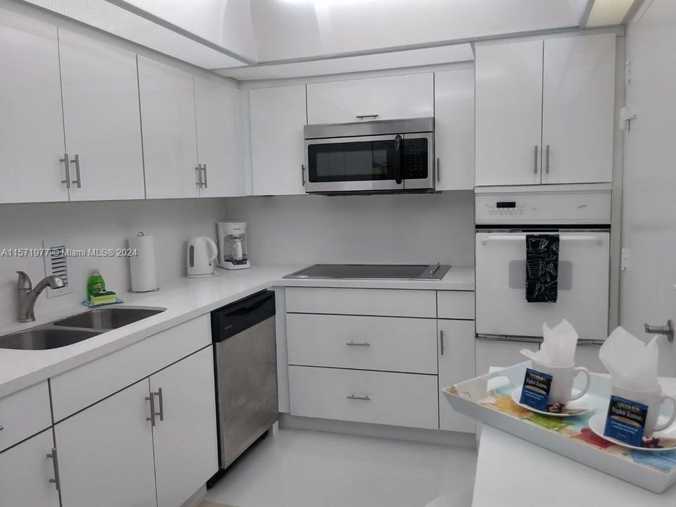 For Rent: $2,800 (1 beds, 1 baths, 874 Square Feet)