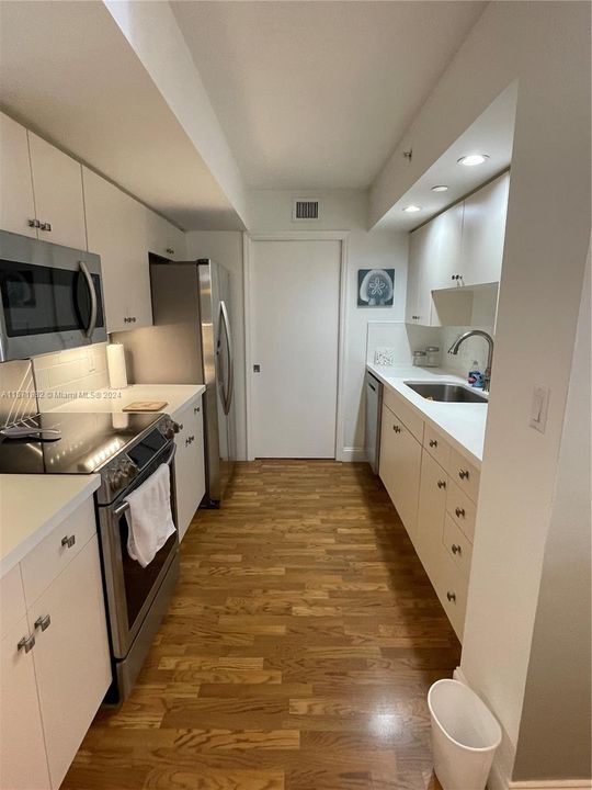 For Rent: $2,900 (1 beds, 1 baths, 806 Square Feet)