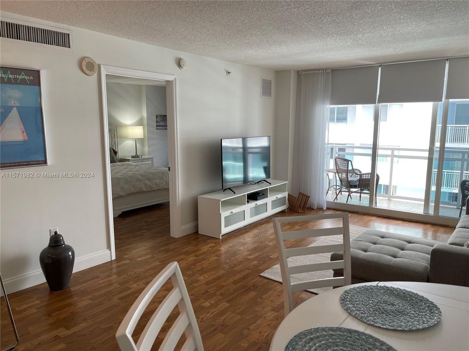 For Rent: $2,900 (1 beds, 1 baths, 806 Square Feet)
