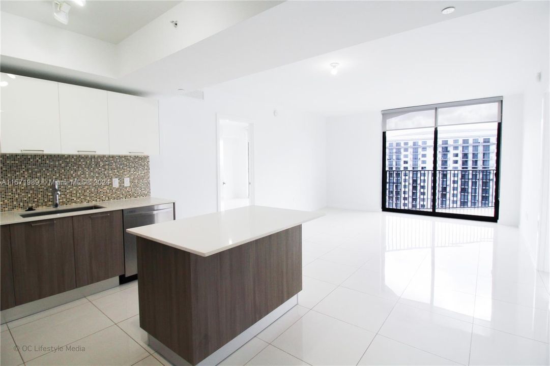 For Sale: $535,000 (2 beds, 2 baths, 950 Square Feet)