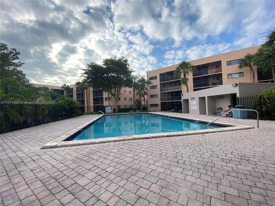Active With Contract: $1,895 (1 beds, 1 baths, 705 Square Feet)