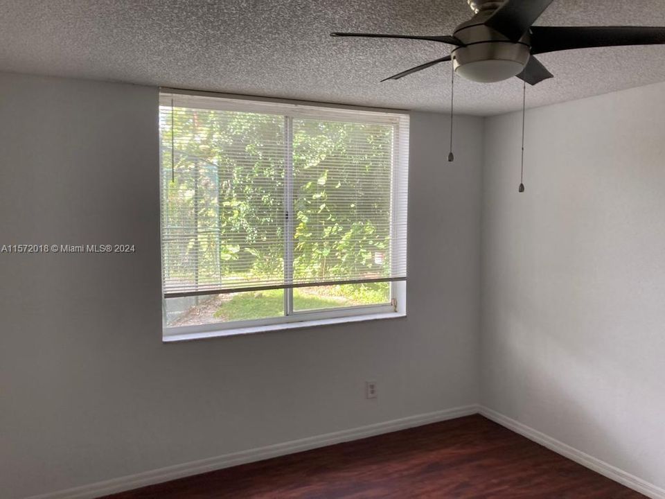 For Sale: $200,000 (1 beds, 1 baths, 633 Square Feet)