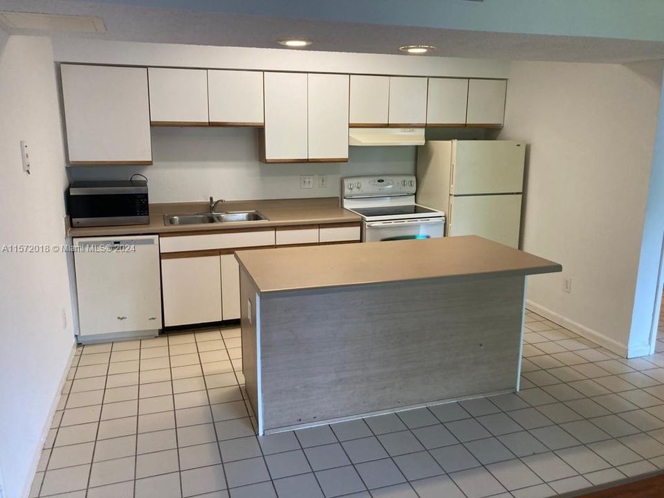 待售: $159,000 (1 贝兹, 1 浴室, 633 平方英尺)