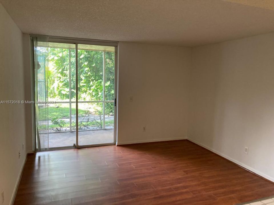 For Sale: $200,000 (1 beds, 1 baths, 633 Square Feet)