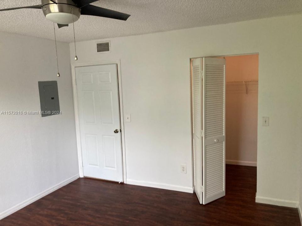 For Sale: $200,000 (1 beds, 1 baths, 633 Square Feet)