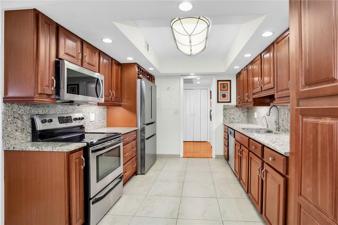 For Sale: $299,000 (2 beds, 3 baths, 1950 Square Feet)