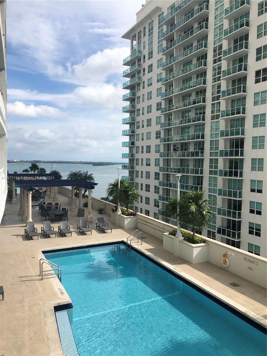 Active With Contract: $479,000 (1 beds, 1 baths, 825 Square Feet)