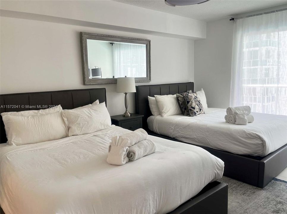 Active With Contract: $479,000 (1 beds, 1 baths, 825 Square Feet)